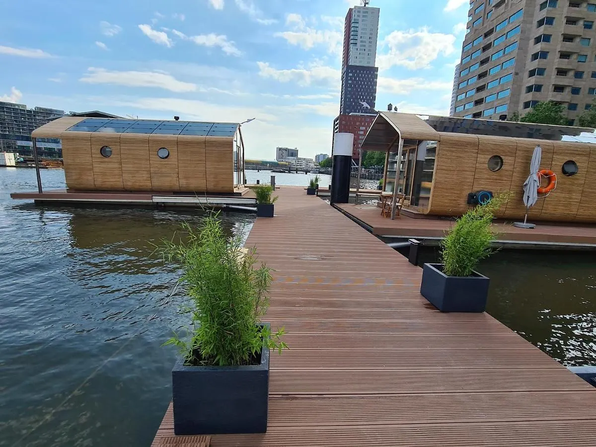 Wikkelboat Nr4 at Floating Rotterdam Rijnhaven Villa Vakantiehuis